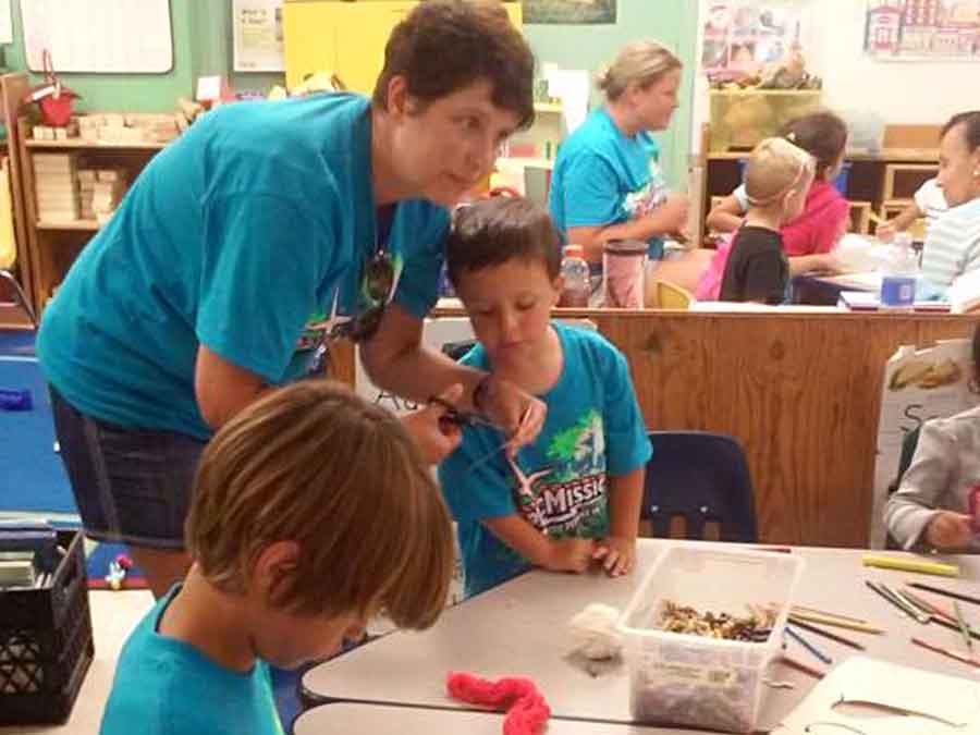 Operation Hope volunteer doing an art project with kids in Fellsmere