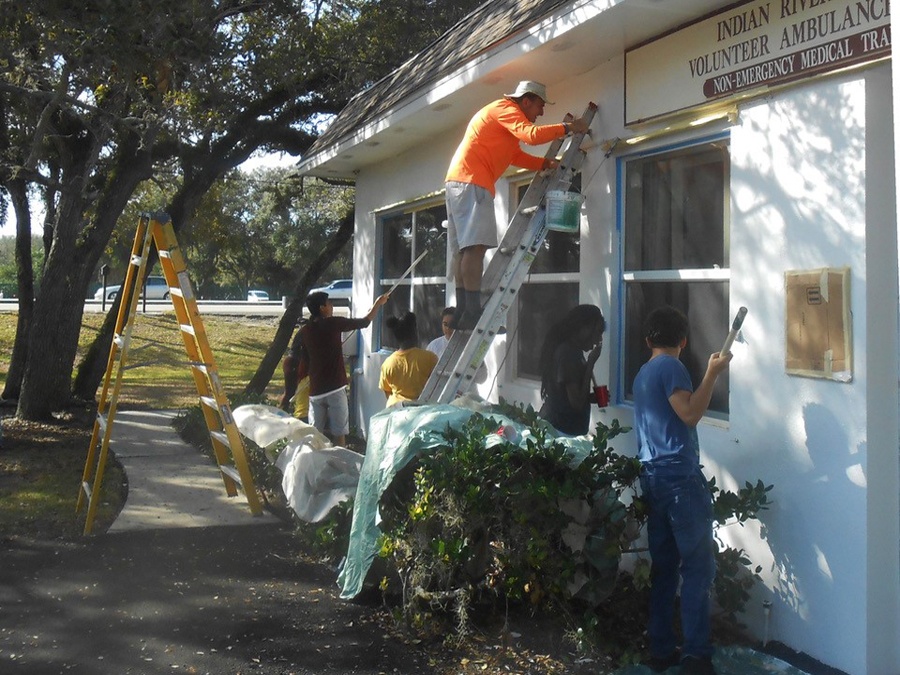 Key Club Members Painting Vero Beach Volunteer Ambulance Bldg